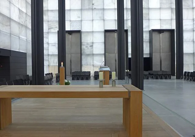 Blick vom Altar zum Kirchenraum
