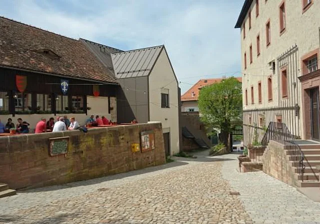 Vorburg mit Burgschänke und Logierhaus