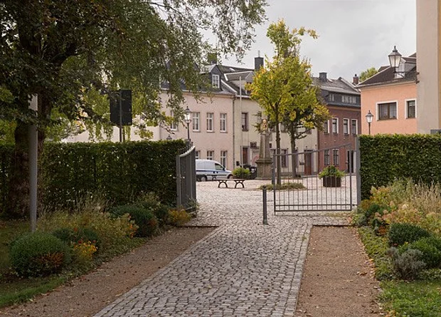 Blick auf die Bebauung gegenüber 