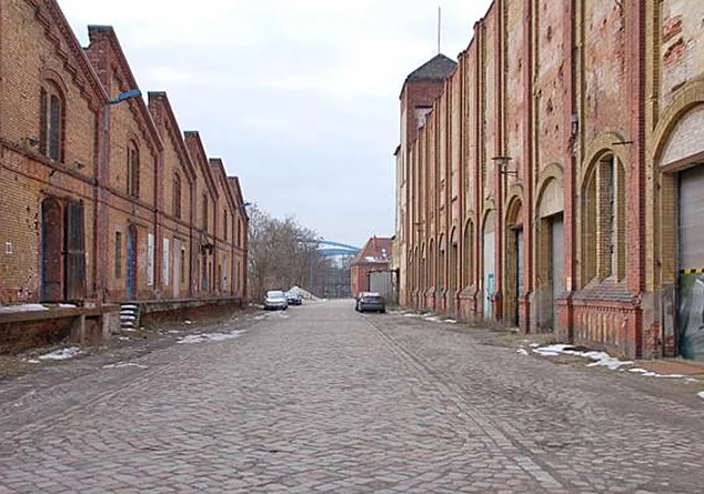 ehemaliger Handelshafen Magdeburg, Gebäude in der Otto-Hahn-Straße