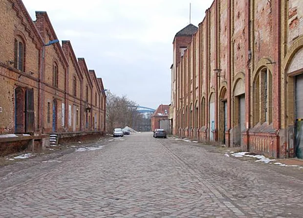 ehemaliger Handelshafen Magdeburg, Gebäude in der Otto-Hahn-Straße 