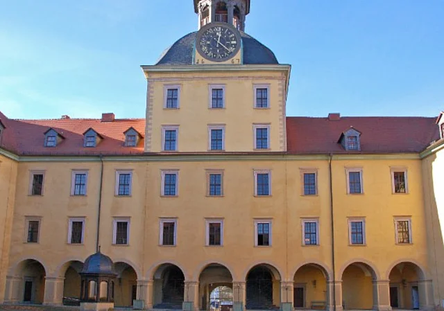 Westflügel mit Erdgeschossarkaden und Saigerturm