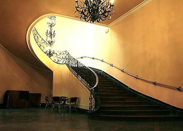 Foyer im EG, Treppe zum Saal 