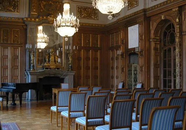 Blauer Saal mit kassettierter Holzvertäfelung