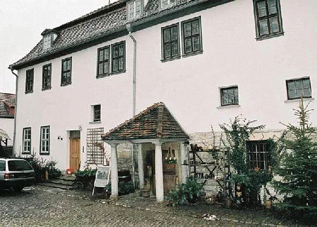 Hof Hauptgebäude Ostseite 
