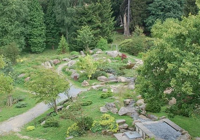 Rathaus Schierke, Blick auf den gegenüberligenden Kurpark nach Süden