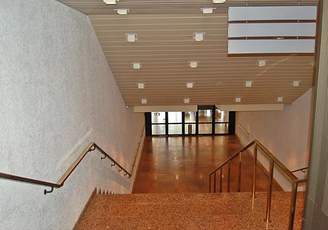Treppe zum Ausstellungsfoyer
