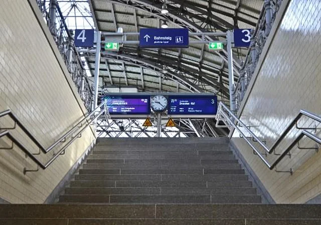 Bahnhof-Dresden-Neustadt, Aufgang zu den Bahnsteigen