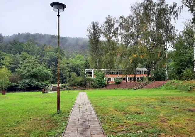 Plattenweg Blick zum Bettenhaus
