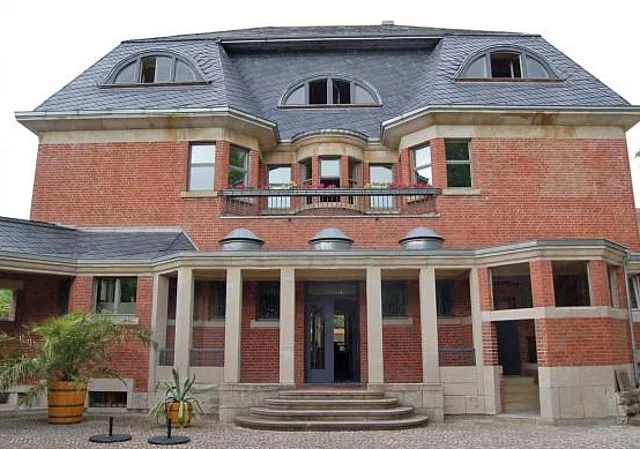 Hauptgebäude Eingang Ost