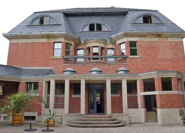 Hauptgebäude Eingang Ost 