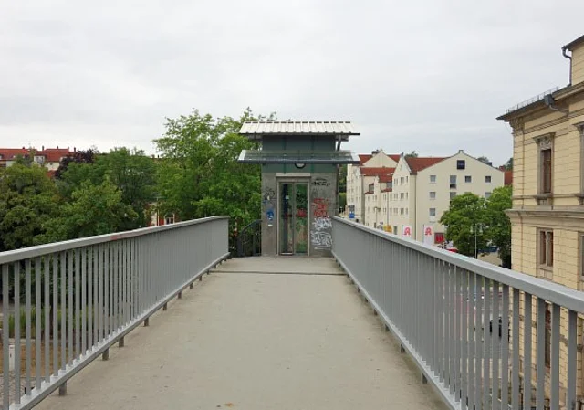 Brücke nach Westen mit Fahrstuhl