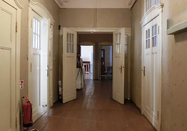 Blick von Eingangstür zu Salon und Großem Saal