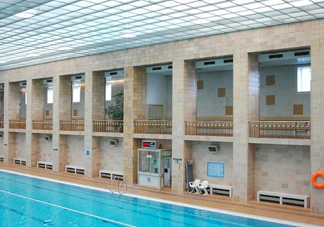 50 m-Schwimmhalle, Empore und Wasserwacht