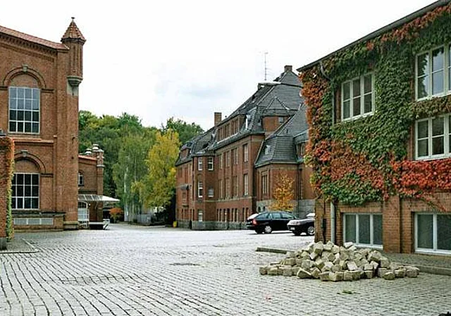 Hof, Blick zum Verwaltungsgebäude