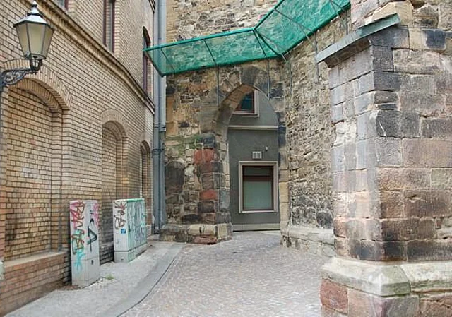 Konzerthalle Ulrichskirche, Gasse Westseite
