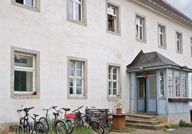 Kloster Posa, Vorderhof