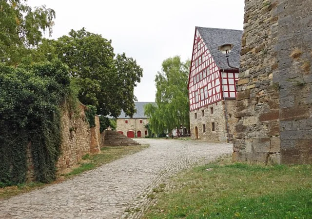Straße zum Schlosshof