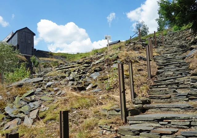 Aufstieg vom See zum Museum