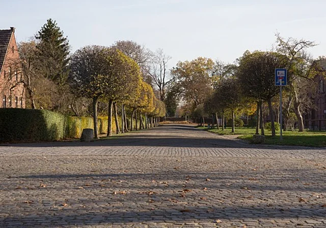 Dorfstraße (links Wohngebäude, rechts Zweckbauten)