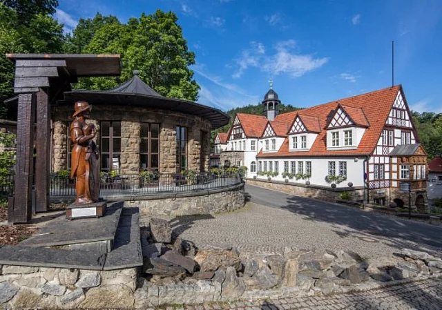 Blick auf Quellenhaus und Brunnentempel