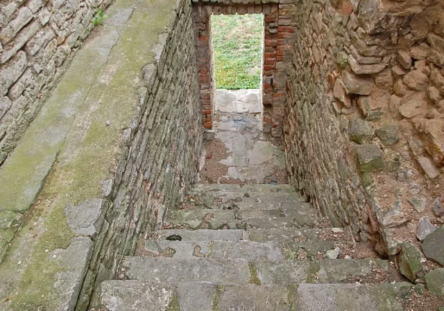 Schloss Plötzkau, Zugang zum Burgraben