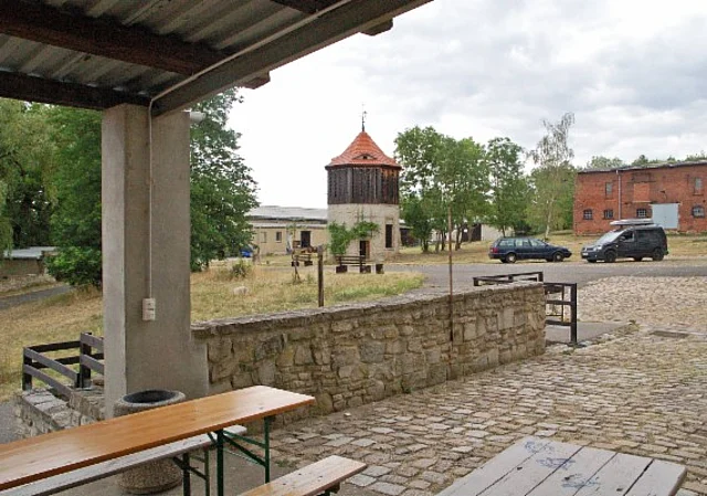 Kloster Posa, Vorderhof