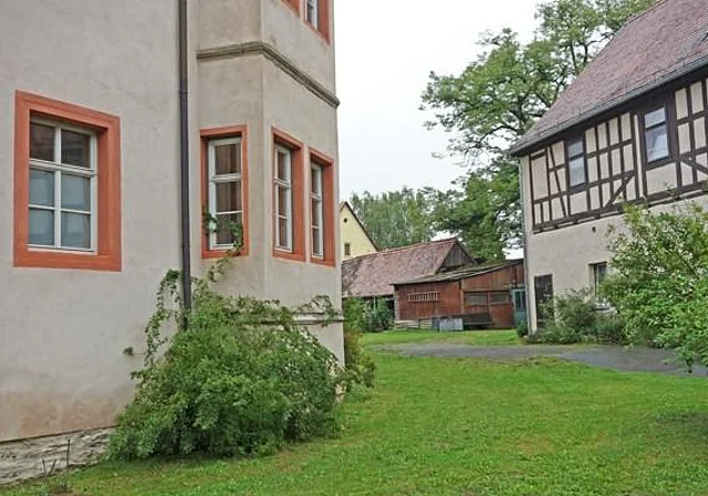Südwestseite mit Gesindehaus und Blick zur Scheune