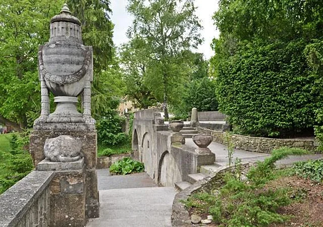 Löwenskulptur am Balustradenrand