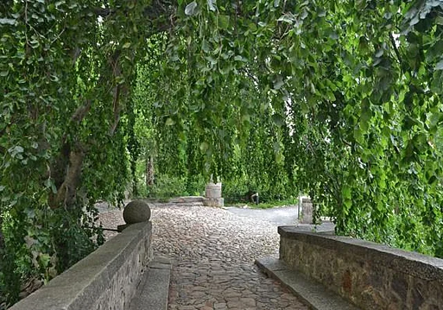 Eingangsbrücke nach Südost