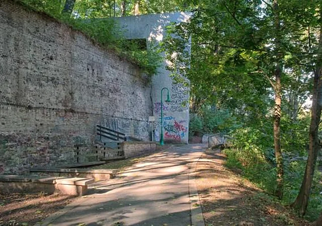Blick auf Aussichtspunkt und Brücke Kappelbach