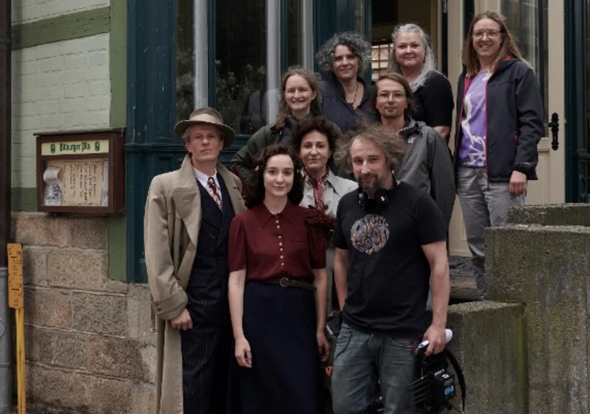 Cast, Team, Produzenten und Förderer am Set in Quedlinburg