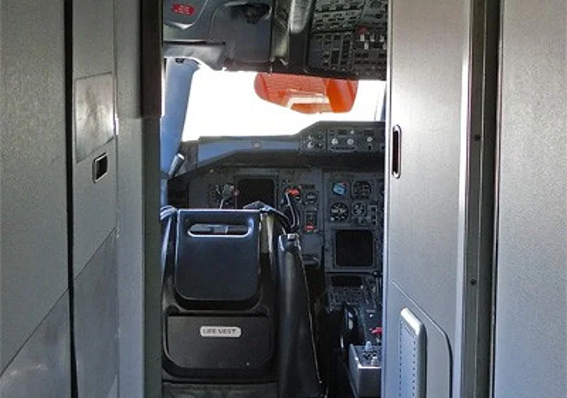 Airbus A310, Zugang zum Cockpit