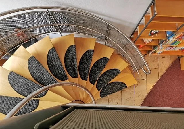 Stadtbücherei Weimar Empore Wendeltreppe