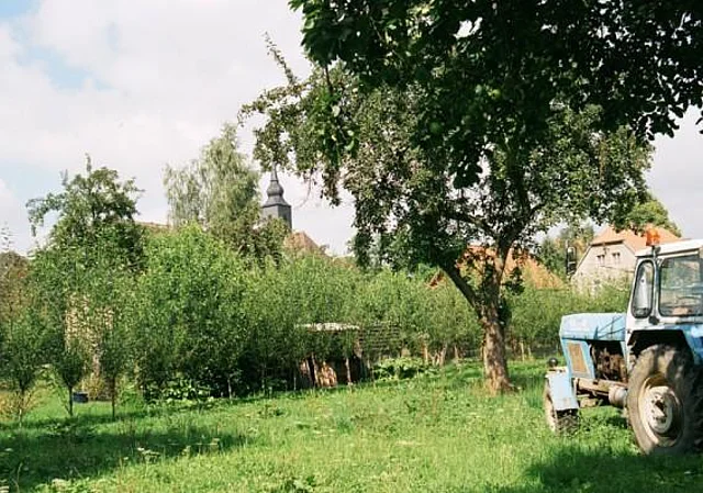 Traktor mit Kirche