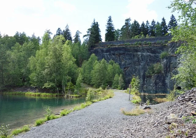 Weg durch den See