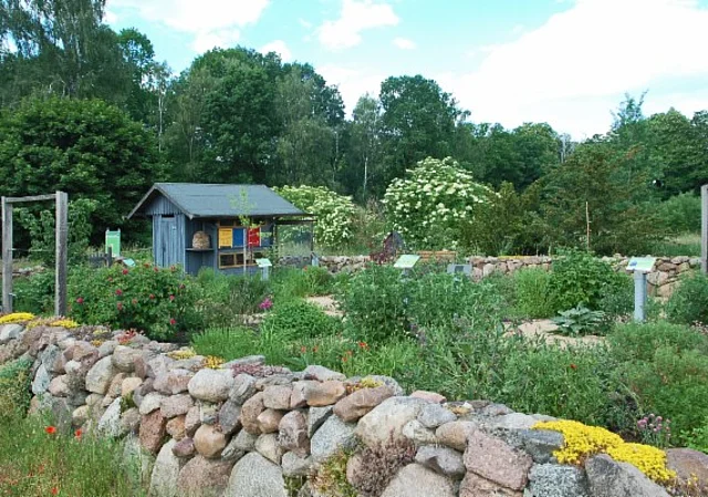 Pfarrgarten und Bienenhaus