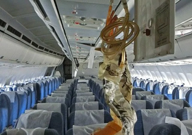 Airbus A310, Economy Class mit heruntergelassener Sauerstoffmaske