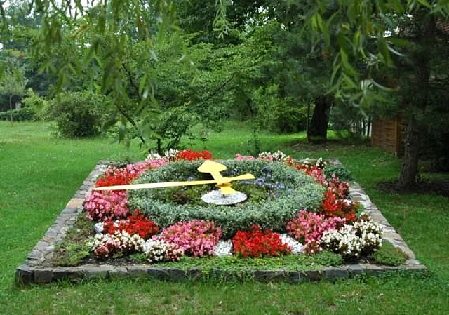 Blumenuhr im Garten