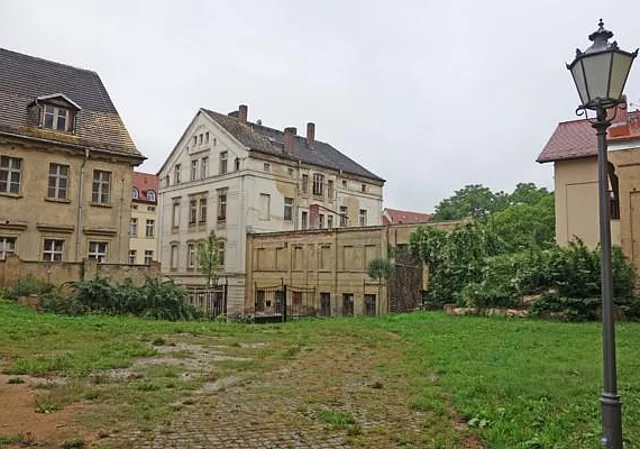 Blick vom Eingang nach Südwest (Vorplatz)