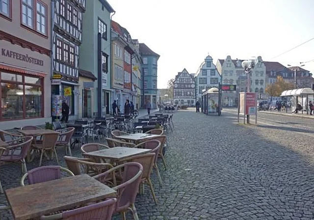 Ostseite mit Straßenbahnhaltestelle
