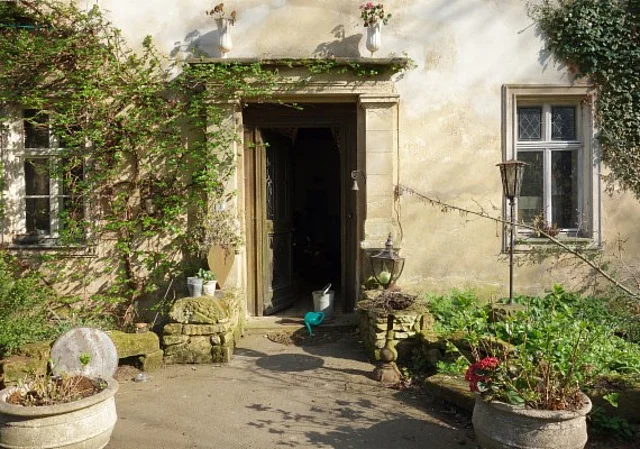 Herrenhaus Eingang West