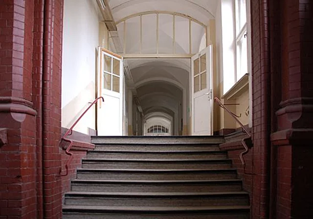 Altbau, Eingang in der östlichen Tordurchfahrt