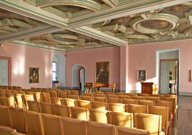 Saal mit Blüthner-Flügel im Obergeschoss