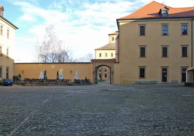 Innenhof des Schlosses nach Osten