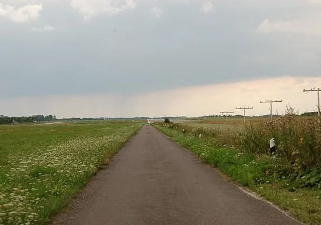 Straße bei Landebahn