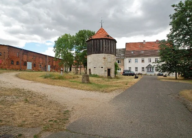 Kloster Posa, Vorderhof 