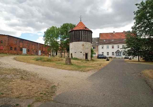 Kloster Posa, Vorderhof