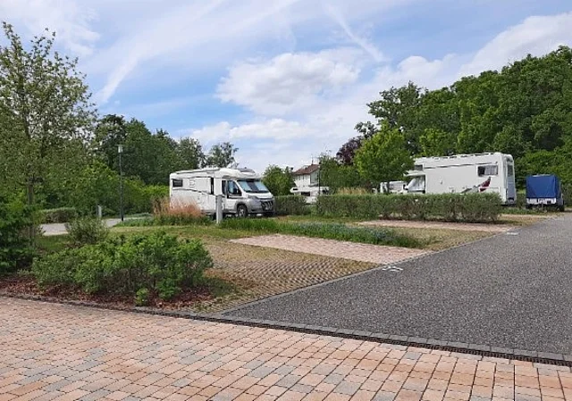 Reisemobilhafen „ErlebnisInsel Flößrasen“ Wohnwagenstellplätze 1-28