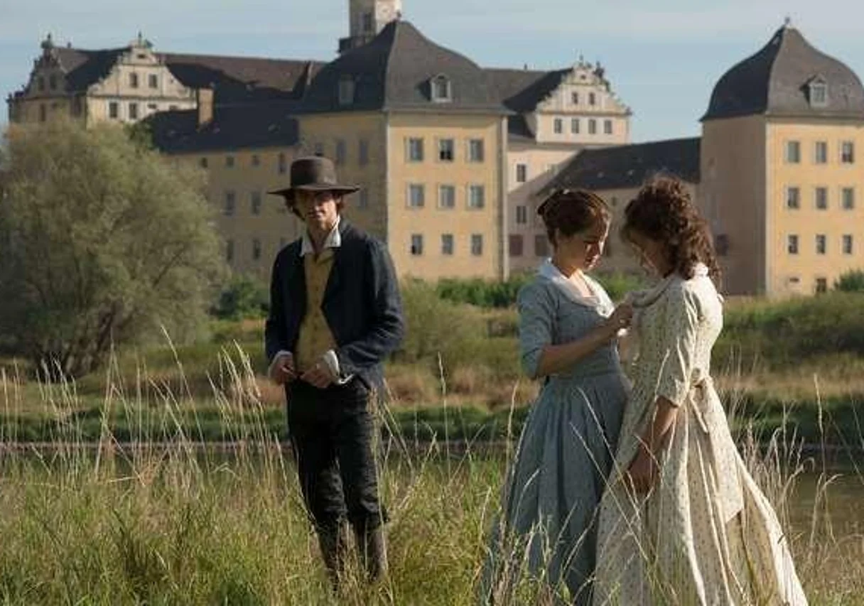 Florian Stetter, Henriette Confurius und Hannah Herzsprung vor dem Schloss Coswig